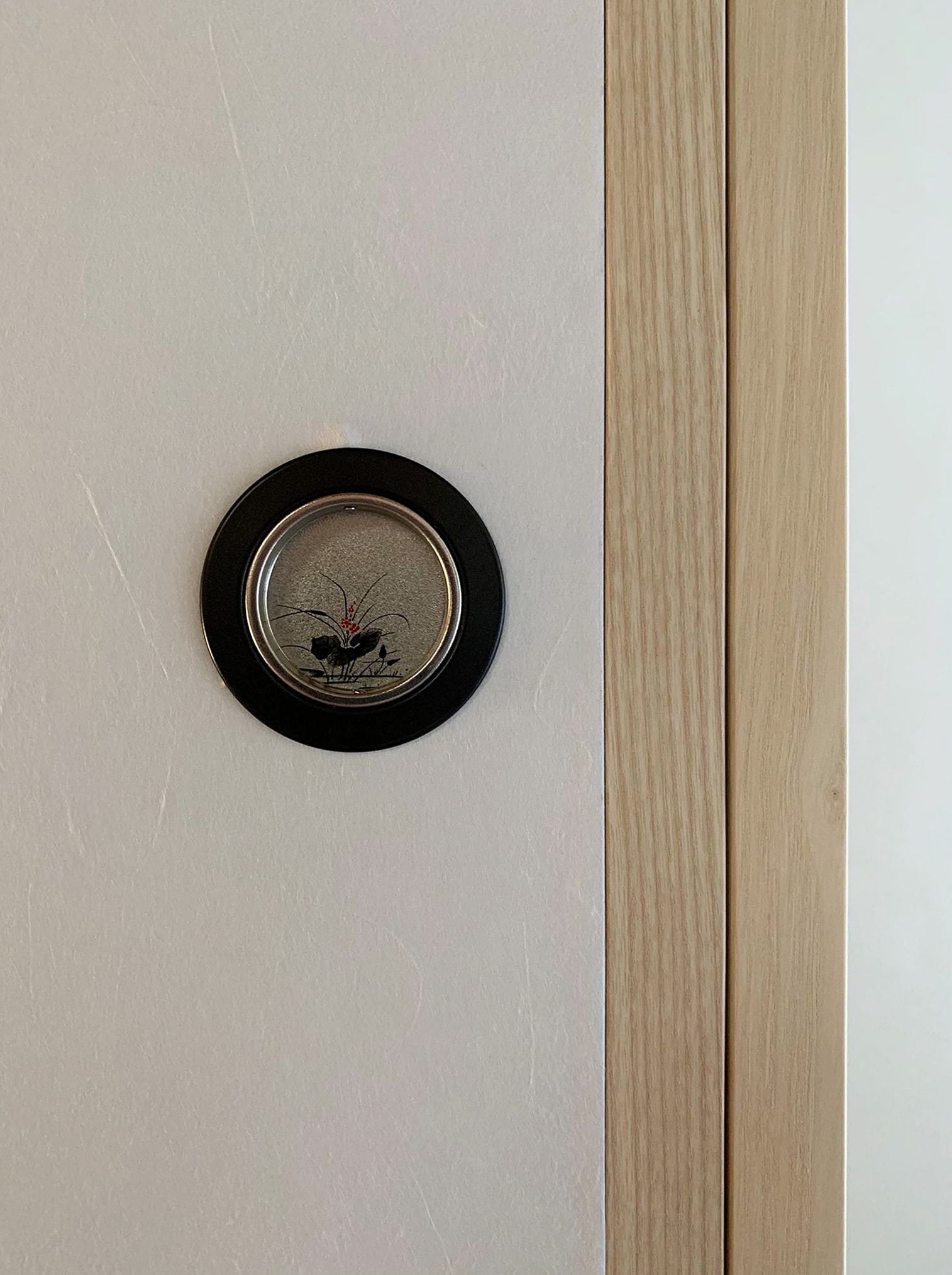 Kleiderschrank mit Fusumas und Hikite-Muschelgriffen