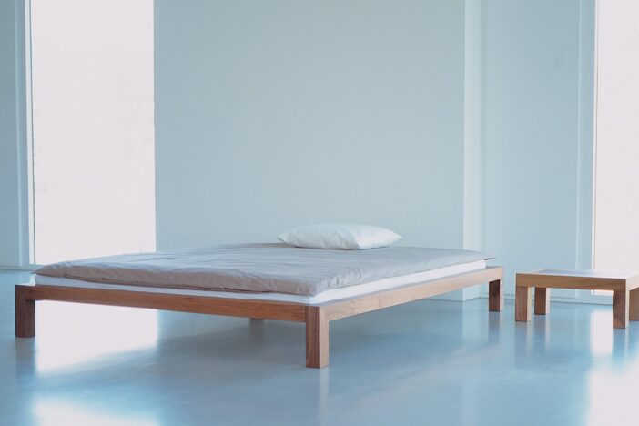 Edition_Bett_70_Nussbaum_Nachttisch_seitlich_ganz